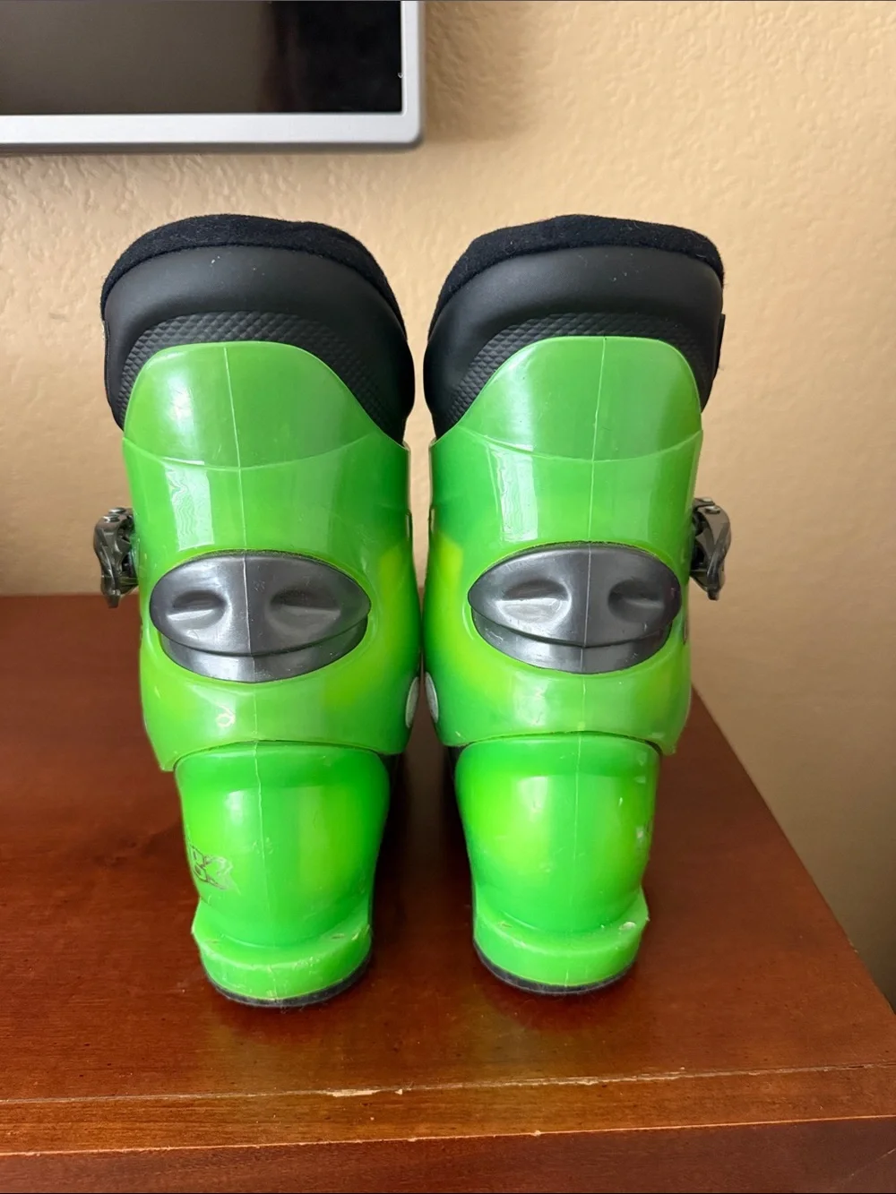 Rossignol Kids Bright Green and Black Ski Boots with Silver Buckles